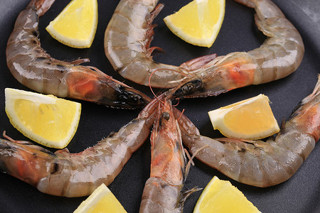 生虾加柠檬在锅上海鲜饮食黑色甲壳白色贝类水产营养午餐养殖背景图片