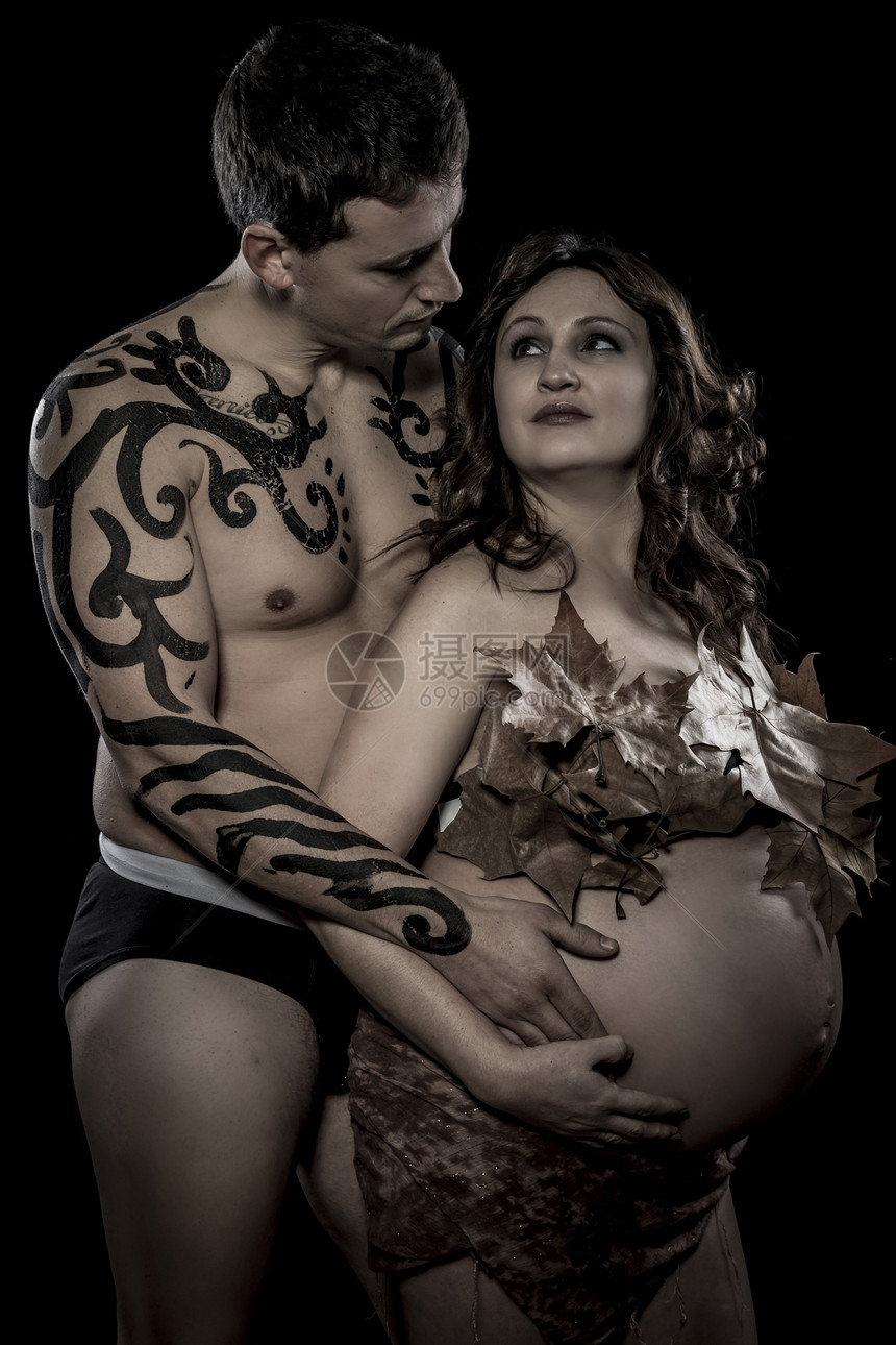 怀孕夫妇 产妇概念 孕妇抱着她h/图片