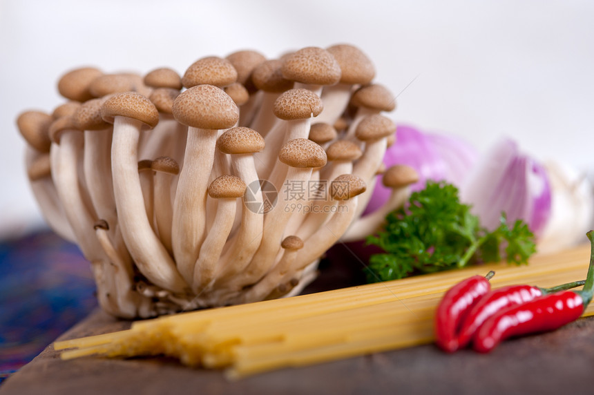 意大利意大利面食和蘑菇酱配料盘子美食蔬菜木头食谱食物辣椒香菜餐厅厨房图片