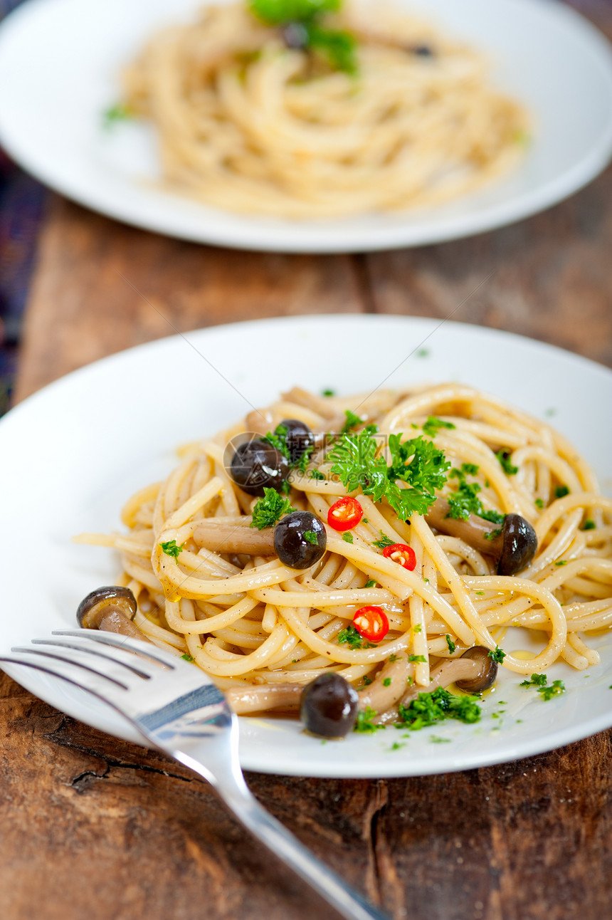 意大利面食和蘑菇酱食谱厨房面条餐厅蔬菜午餐美食盘子胡椒营养图片