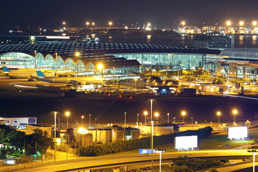现代城市夜间机场高楼飞机金子蓝色辉光市中心月亮摩天大楼基础设施飞机场图片