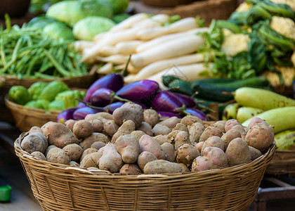 土豆和其他供出售的蔬菜露天高清图片素材