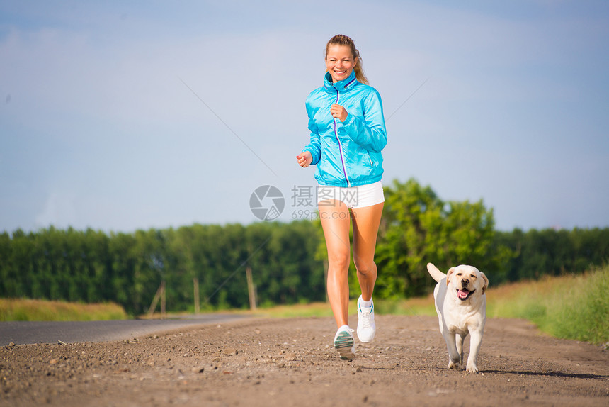 女青年跑海滩赛跑者宠物闲暇女孩朋友们蓝色自由女士锻炼图片
