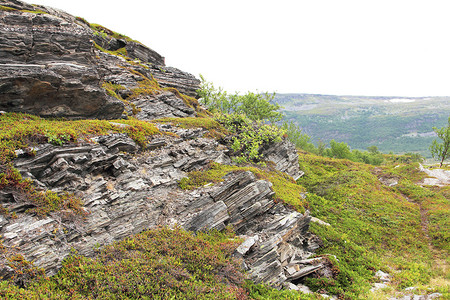 地质岩石层编队巨石侵蚀地面地质学石板矿物悬崖地标苔藓背景