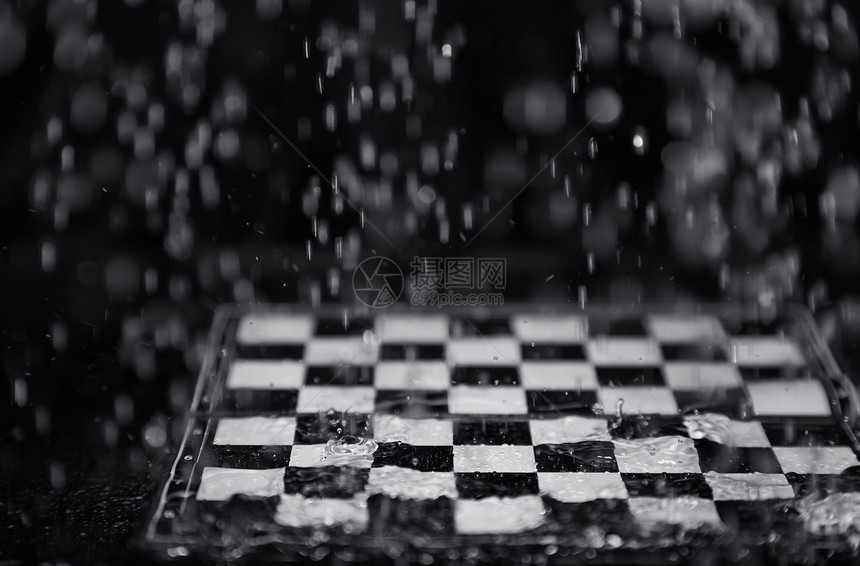 雨下的象棋板闲暇淋浴智力天气雨滴暴雨知识分子洪水水滴水平图片