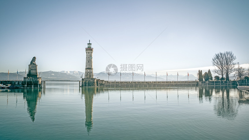 琳杜港蓝色天空狮子雕塑反射建筑地标旅游海洋港口图片