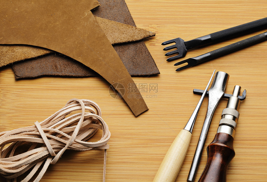 皮革工艺工具剪刀拳头皮艺手工业者作坊前锋皮匠桌子做工手工艺图片