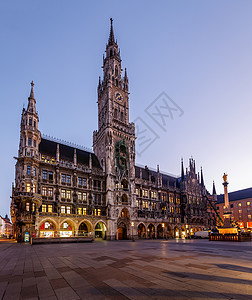 慕尼黑新市政厅和德文 巴伐利亚黎明背景