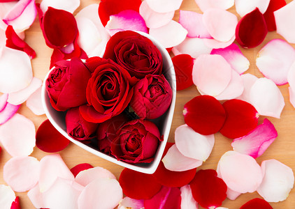玫瑰花在心脏形状的碗里 有花瓣高清图片