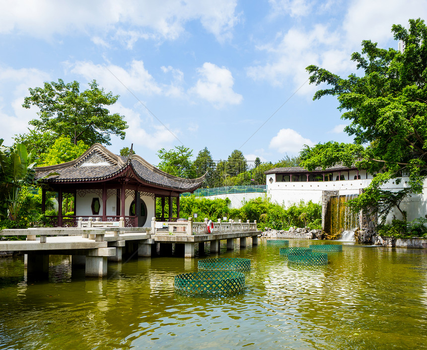 中华风格的湖边展厅图片