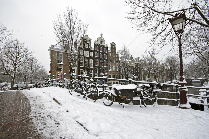 在荷兰的冬季阿姆斯特丹建筑特丹运输房子街道自行车中心建筑学城市图片