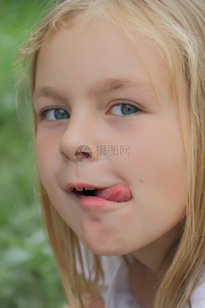 舌头伸出的年轻女学生图片