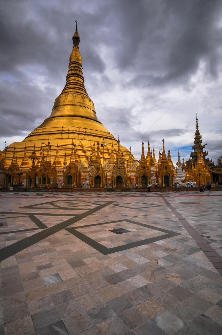 在阳野美丽的日落中闪耀着西边的塔寺天空仪式异国建筑地标佛塔旅行圆顶金子建筑学图片