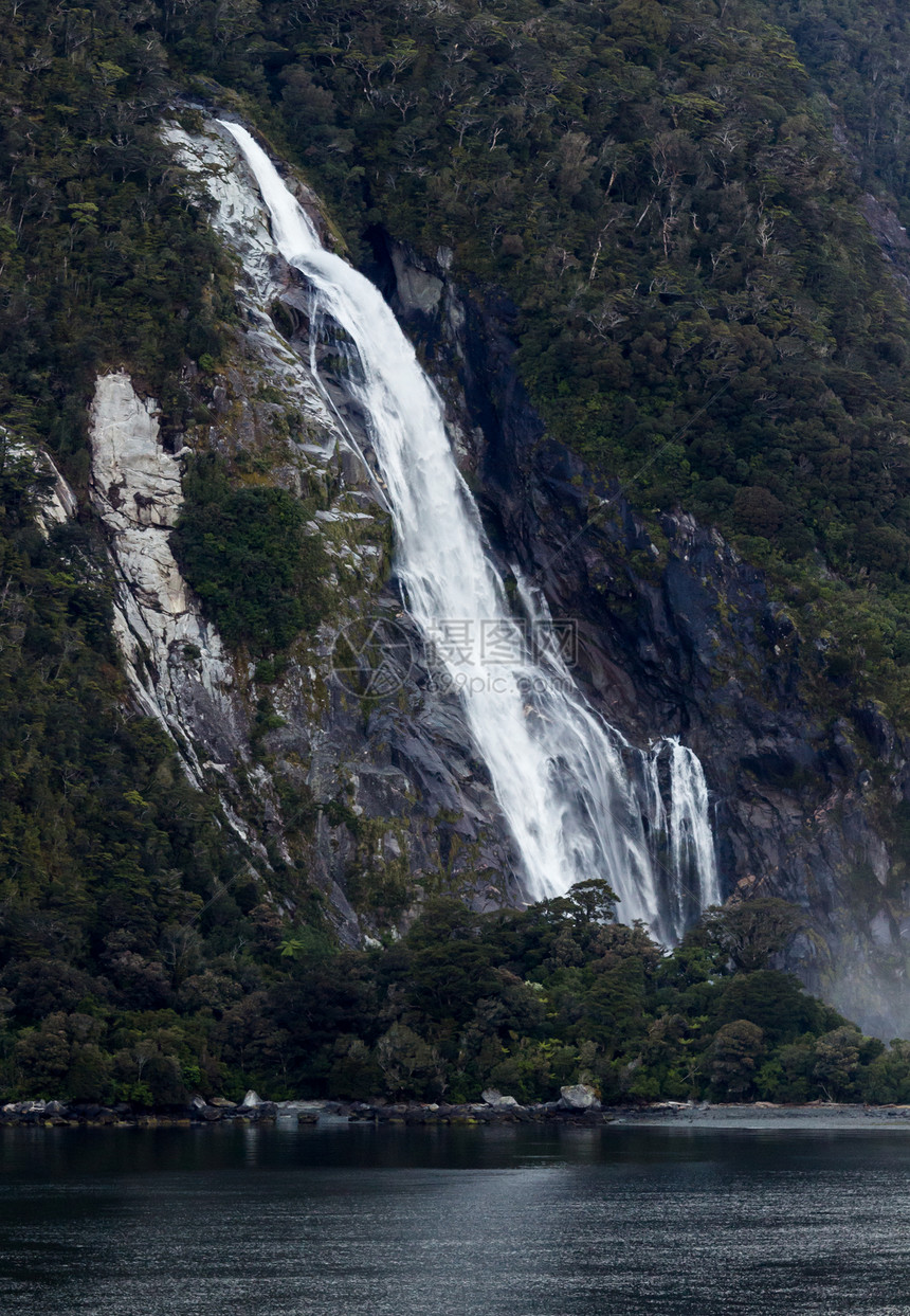 新西兰米尔福德州蓝色晴天场景冒险悬崖荒野旅游岩石峡湾地标图片