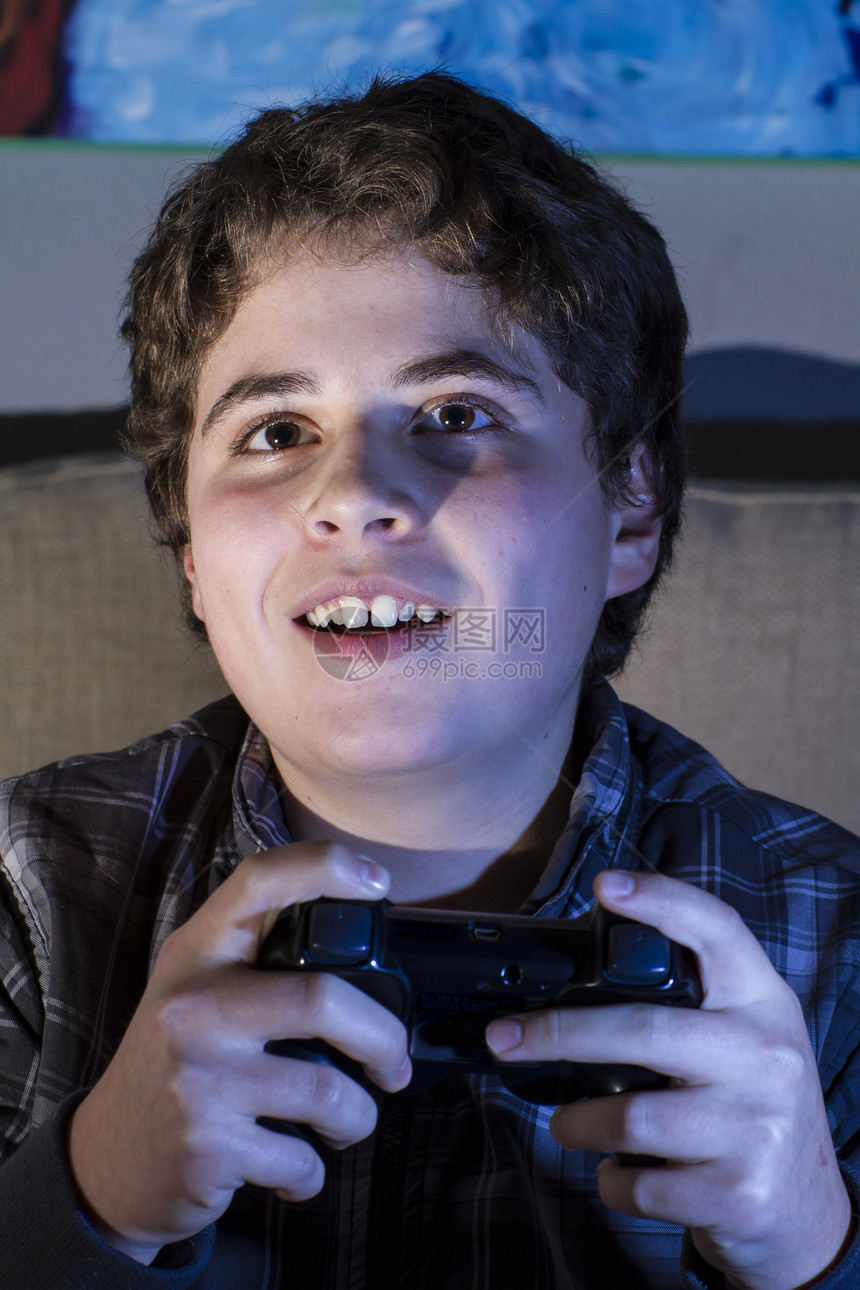 Joy 青少年生活方式 玩电脑游戏的玩棍子男孩闲暇手柄兄弟玩具控制青年微笑男人安慰家庭图片