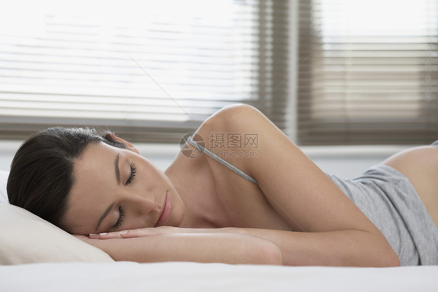 在床上睡觉的年轻女子成人女性男人眼睛黑发摄影睡眠卧室一人女士图片