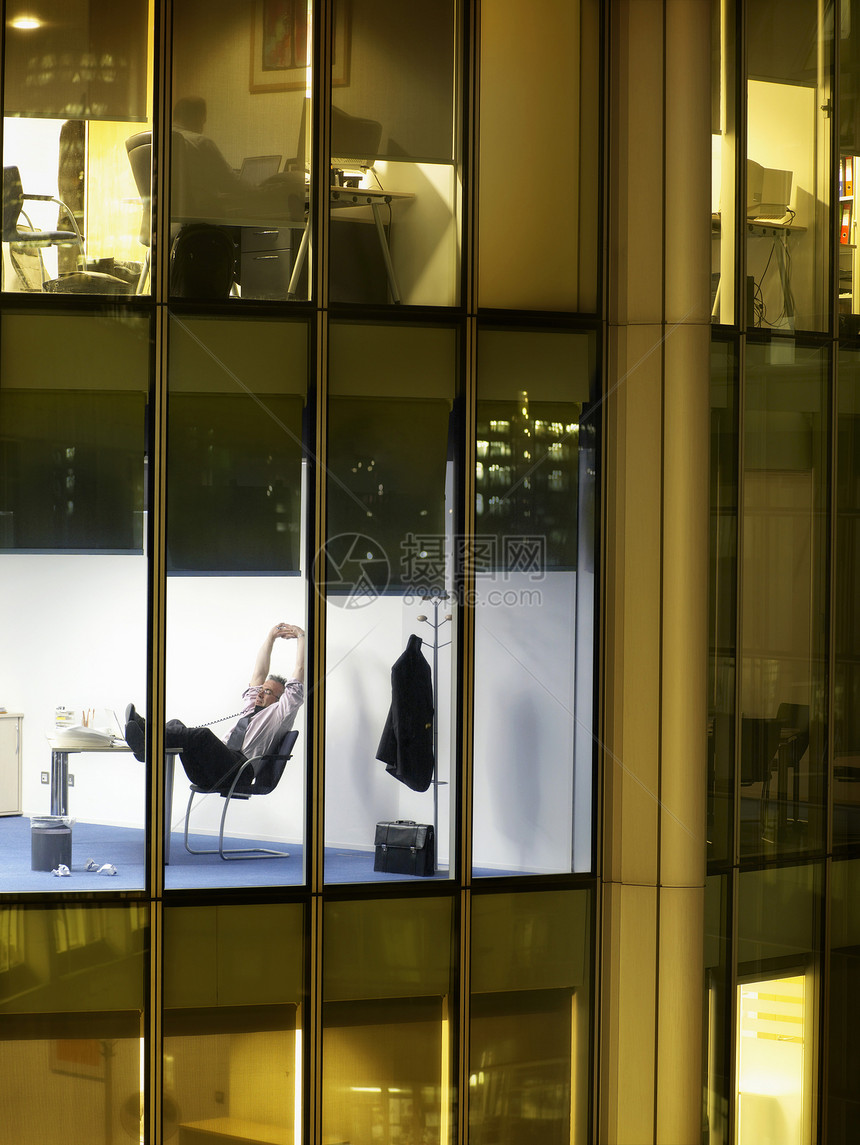 男商务人士在办公室外楼里放松办公风景商业男子建筑使用人士男人窗户沟通外观拉伸图片