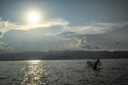缅甸掸邦内莱湖波纹农民平衡反射日落日出贫困橙子蓝色渔民农村高清图片素材
