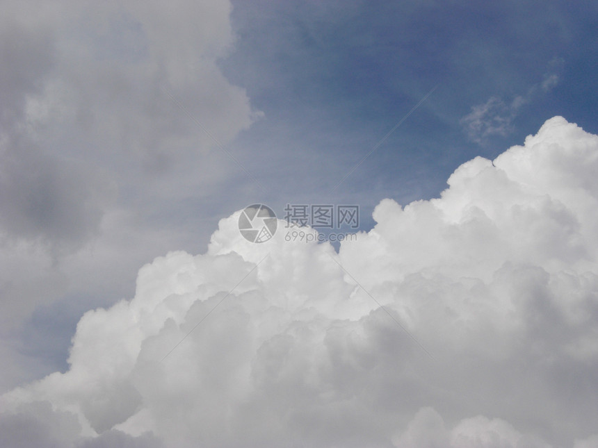 浅蓝天空上的蓝云和白云蒸汽晴天天堂蓝色季节白色多云气候天气图片