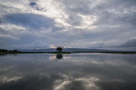 缅甸掸邦内莱湖独木舟波纹农村旅游环境贫困平衡日落皮艇蓝色美丽的高清图片素材
