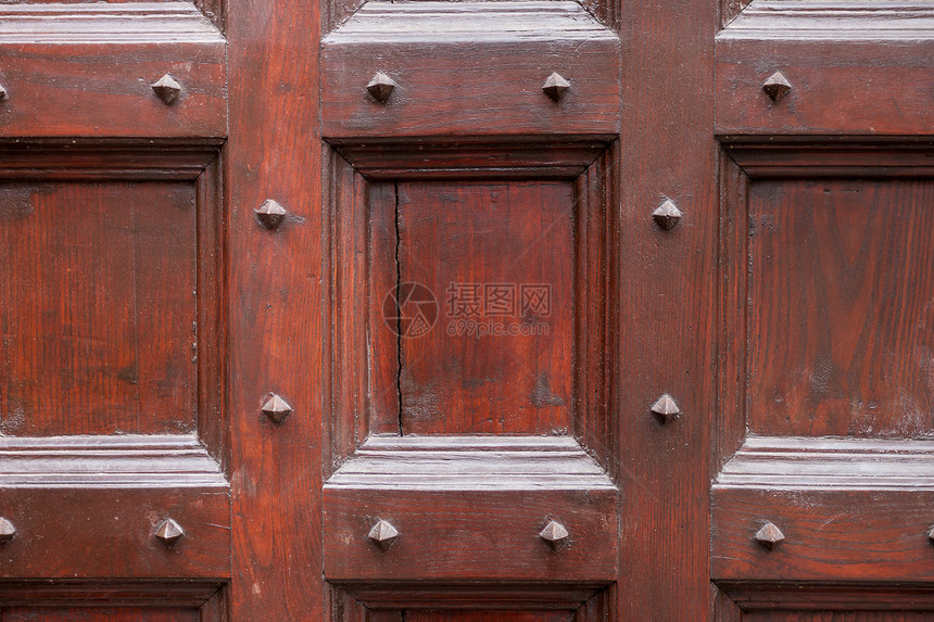 带金属钉子的木和金属门 看起来破旧条纹几何学螺柱堡垒木头建筑学房子城堡盘子出口图片