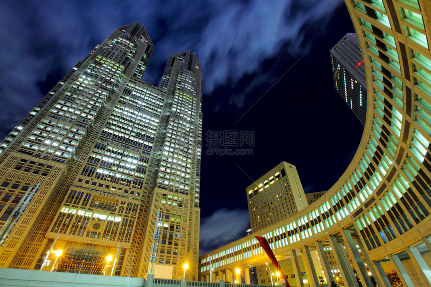 晚上东京天际市中心办公室建筑城市建筑学蓝色摩天大楼公司天空景观图片