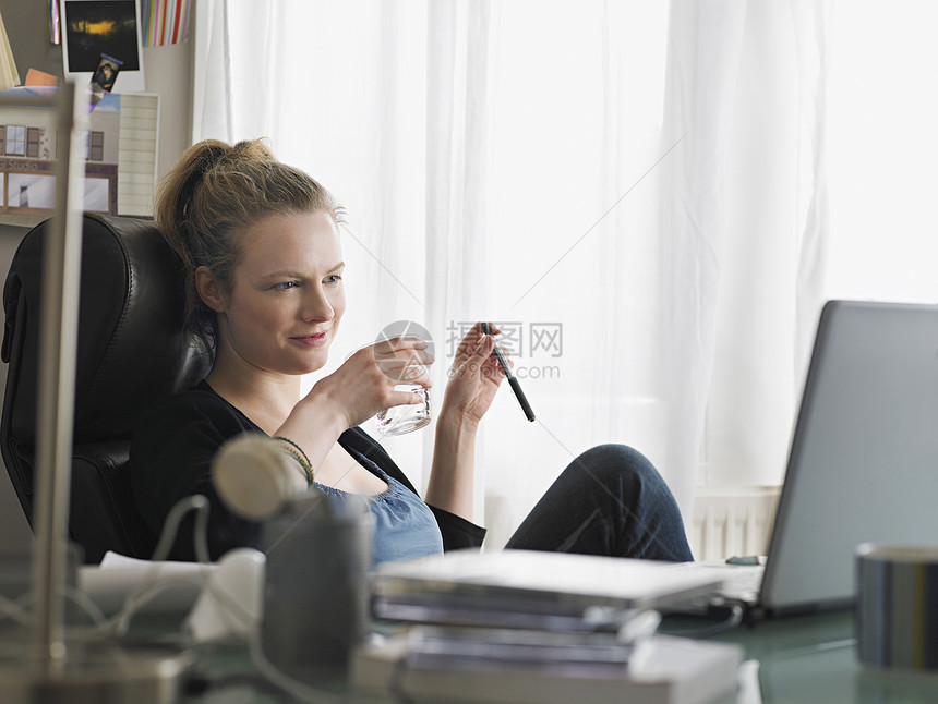 办公室使用膝上型电脑的妇女头发中年人女士桌子服装商务人士商业中年一人图片