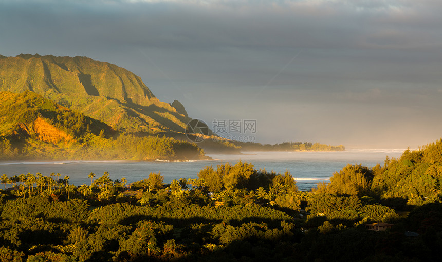 考艾岛哈纳莱伊全景海洋支撑绿色日出热带阳光天堂海景戏剧性山脉图片