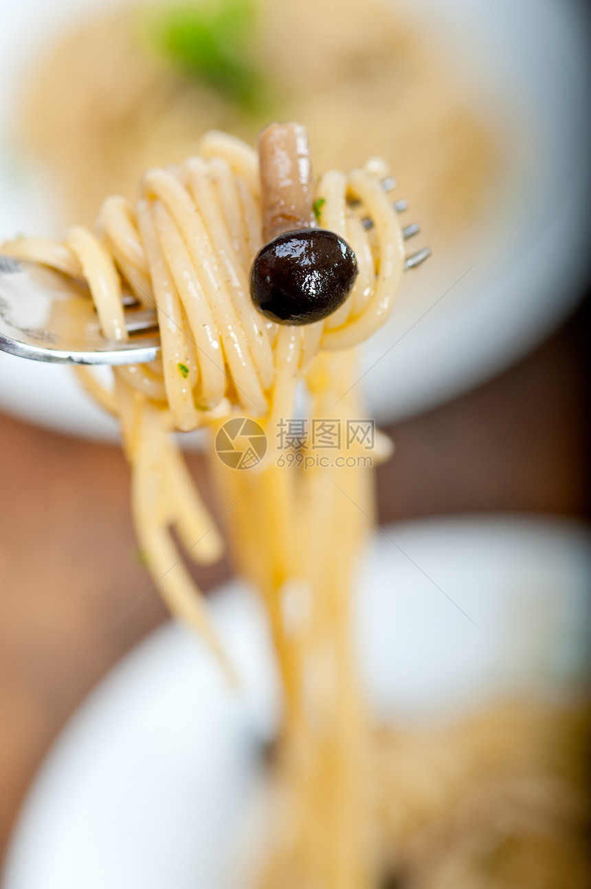意大利面食和蘑菇酱盘子蔬菜面条胡椒厨房食物午餐木头餐厅香菜图片