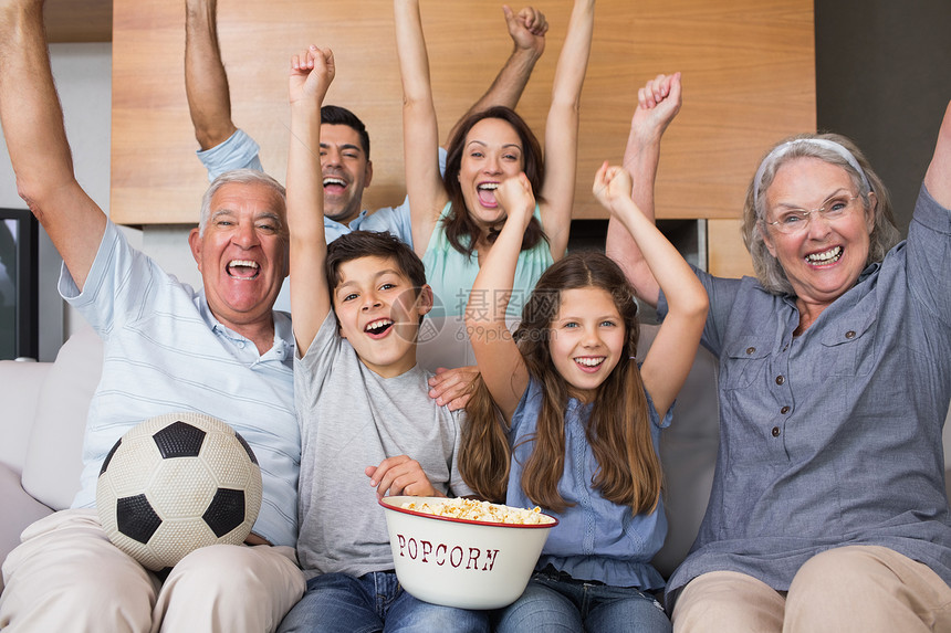 快乐大家庭在客厅看电视的肖像女儿祖父母孙子娱乐性父亲孙辈老年微笑男性闲暇图片