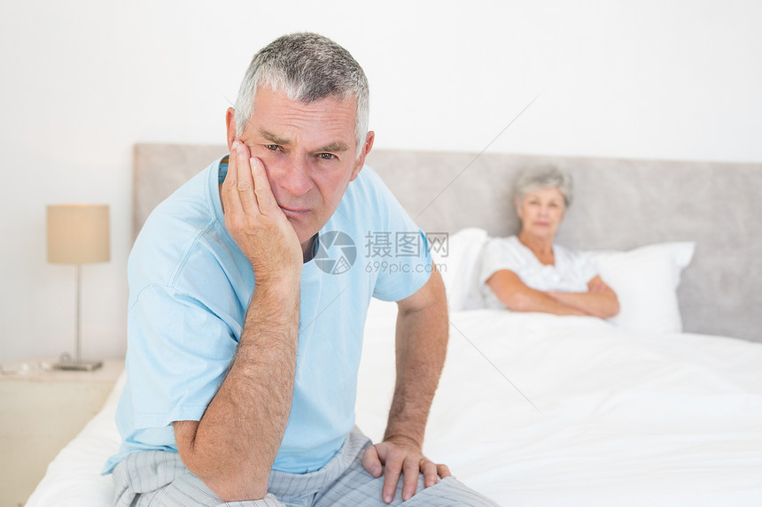 可悲的老年男子和女人在床上图片