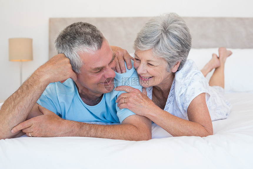 老年夫妇一起在床上微笑图片