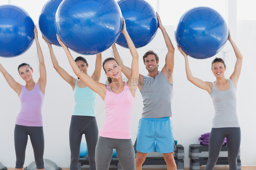 在健身工作室举办健身课 以保持锻练球调子俱乐部运动女性身体健身室友谊护理健身房背心图片