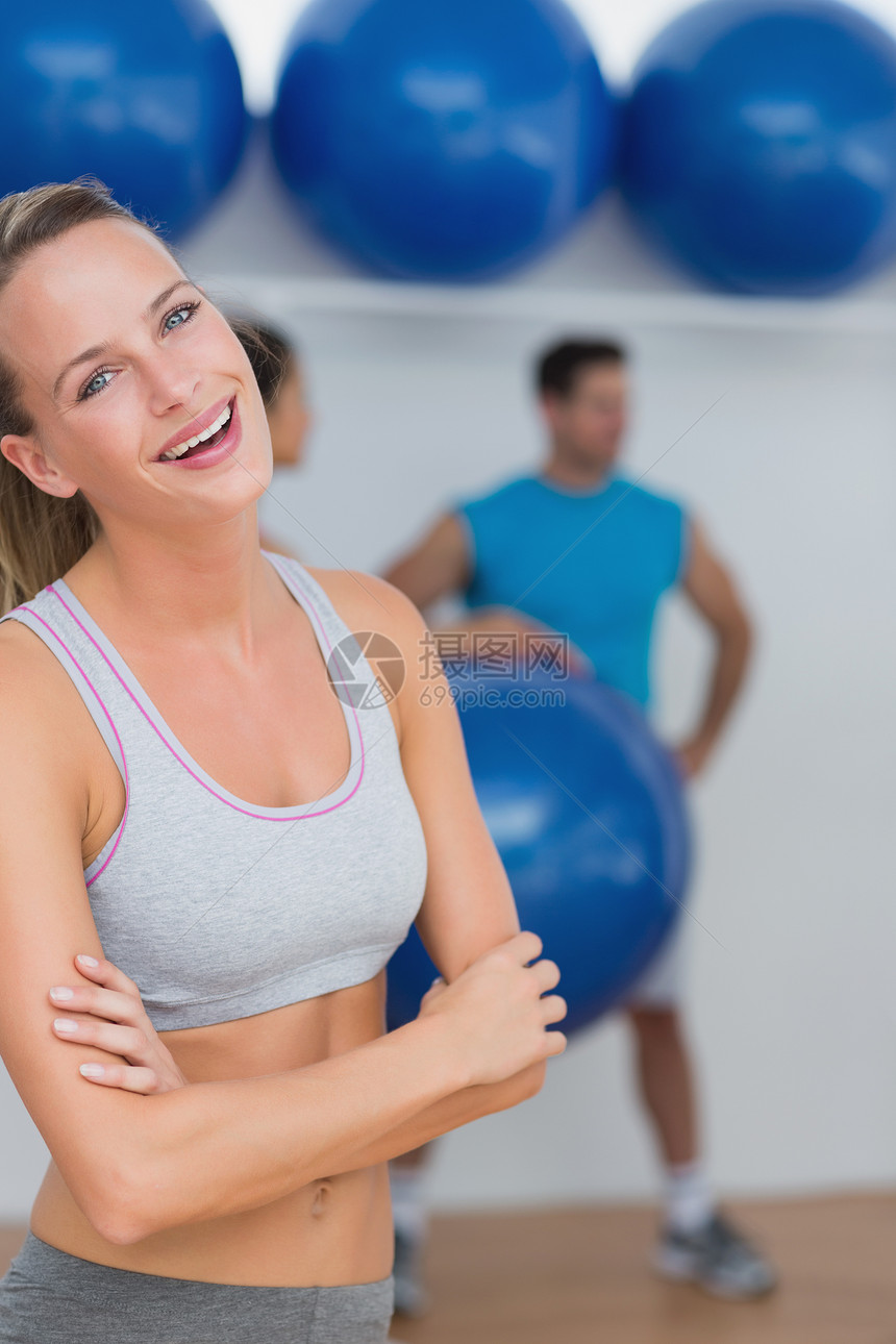 在健身工作室有朋友背景的年轻女性青年活动护理双臂男性身体男人闲暇双手班级调子图片