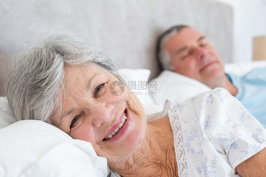 高级女子与男子躺在床上图片