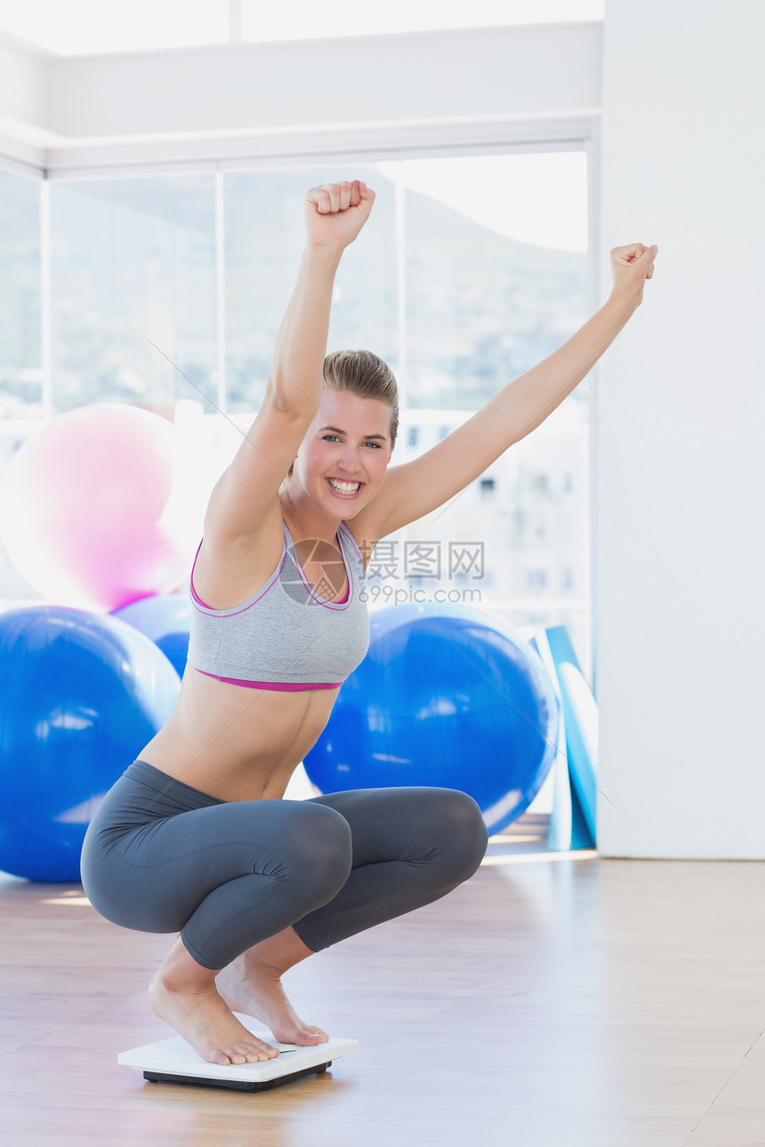 健身女在运动室按比例欢呼运动快乐调子减肥竞技健身室胜利俱乐部健身房护理图片