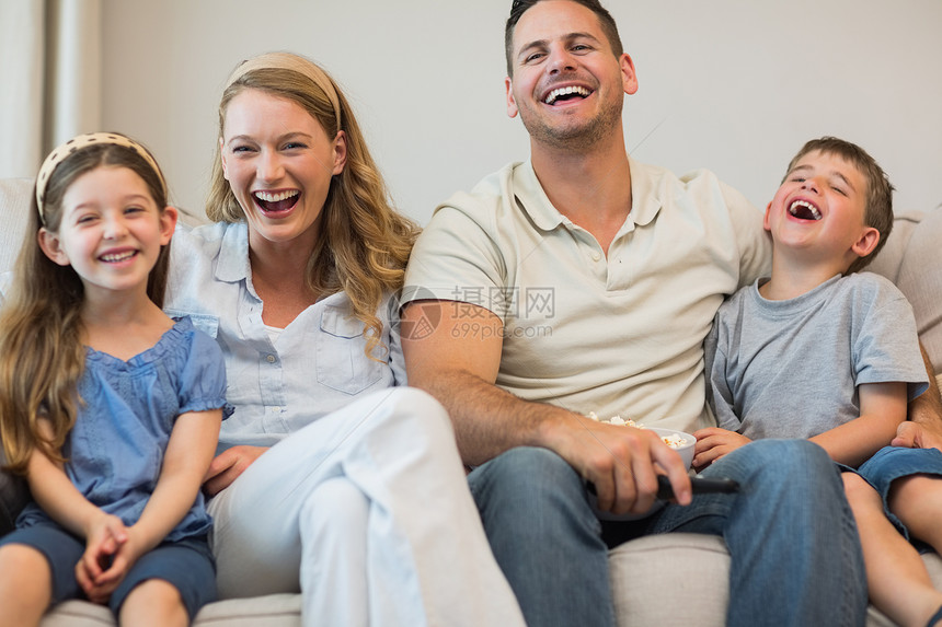 幸福的家庭坐在沙发上女儿长椅姐姐儿子母亲男性夫妻男人女性女士图片