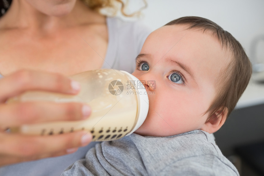 母乳喂婴儿的母奶图片