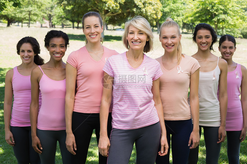 志愿者在公园支持提高乳腺癌意识图片