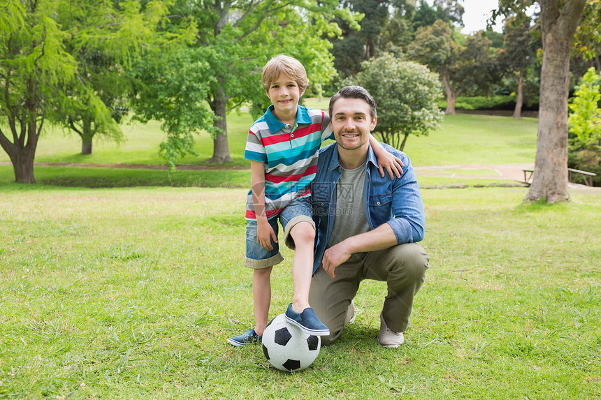 父亲和儿子在公园玩球的肖像乐趣男生活动男性男人家庭娱乐花园快乐闲暇图片