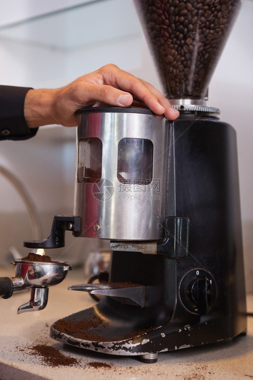 将咖啡研磨机用于研磨豆图片