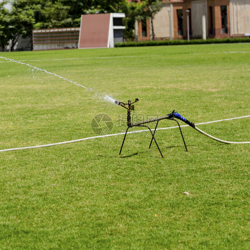 足球场的供水沥青飞沫洒水器公园团队草地绿色场地活力课程图片
