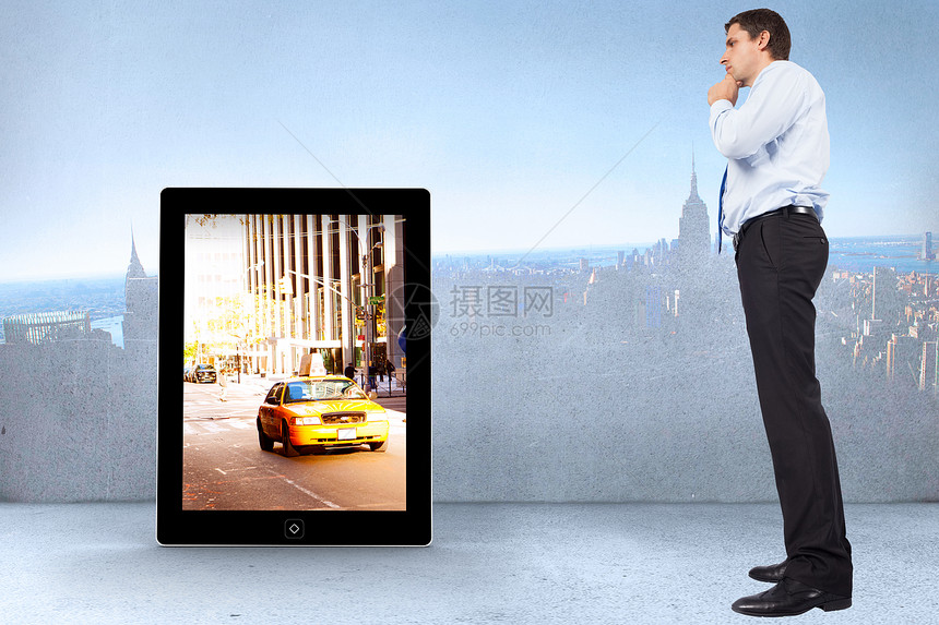 商务人士触摸下巴的混合思维形象公司景观绘图人士商务城市男性平板专注出租车图片