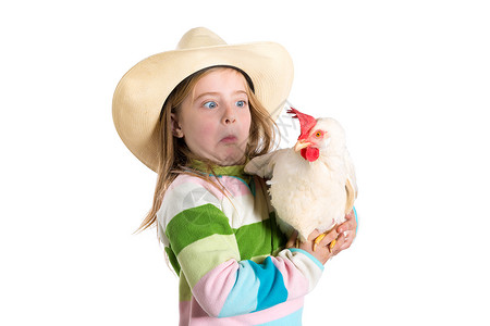喂小鸡表情有趣的小女孩表情令人惊讶的动作 害怕母鸡背景