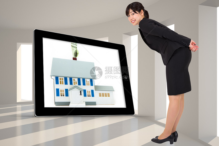 微笑的女商务人士弯曲的复合形象平板房间职业窗户房子女性媒体数字房地产人士图片
