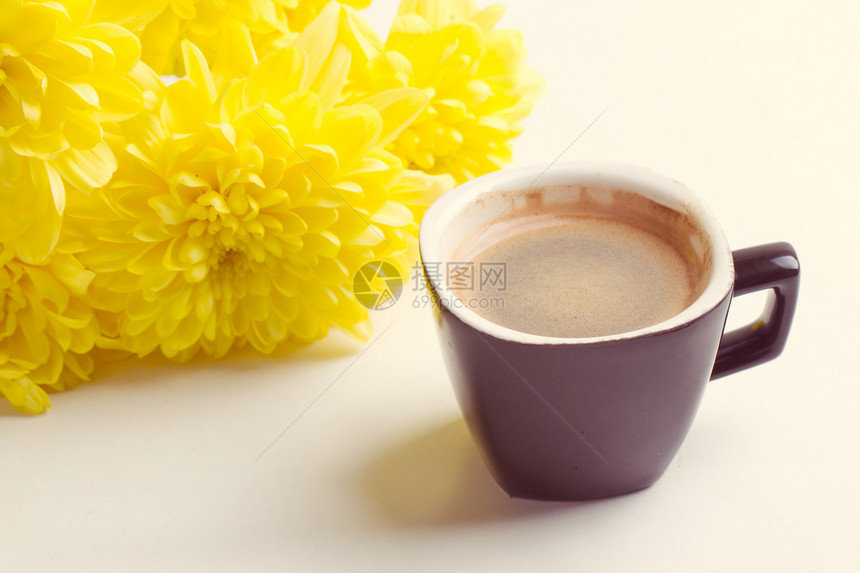 黄花旁的黑咖啡花园杯子花束木头花朵叶子帽子食物芳香陶瓷图片