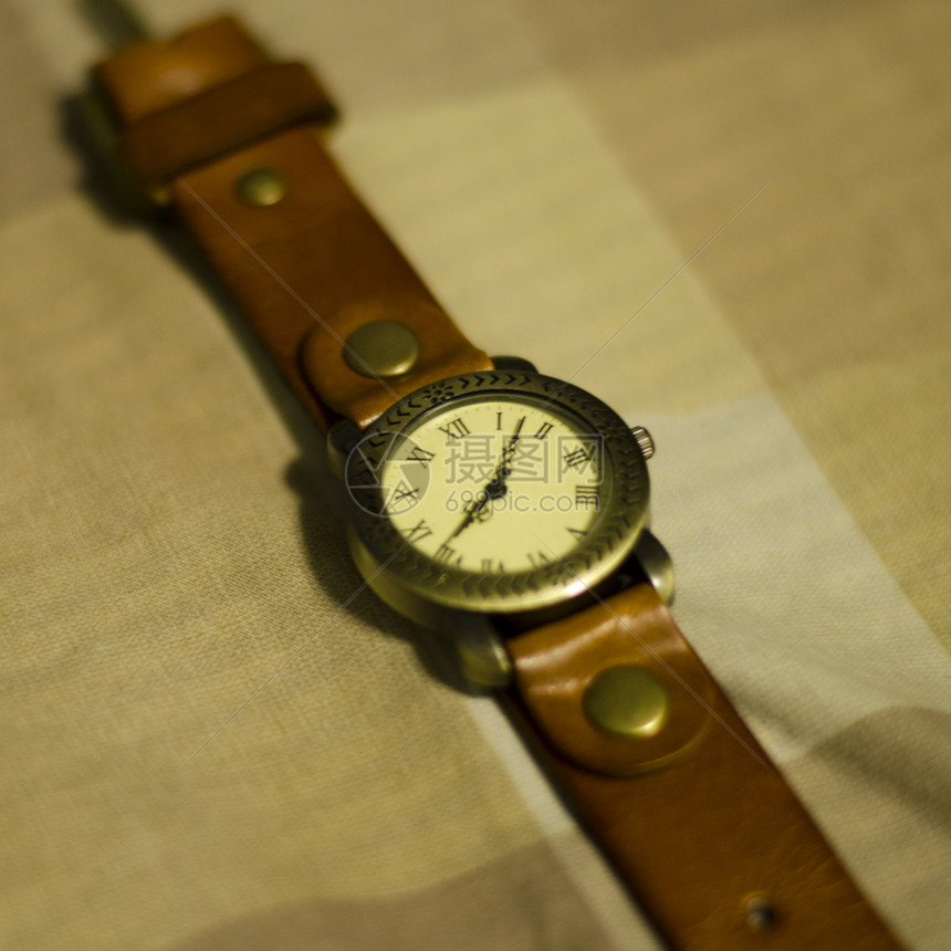 古典棕色的手表金属礼物宏观编号商业手腕石英钟表珠宝环境图片