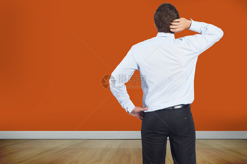 商业商抓头的混合形象图象男人橙子公司计算机木地板木头男性短发思维头发图片