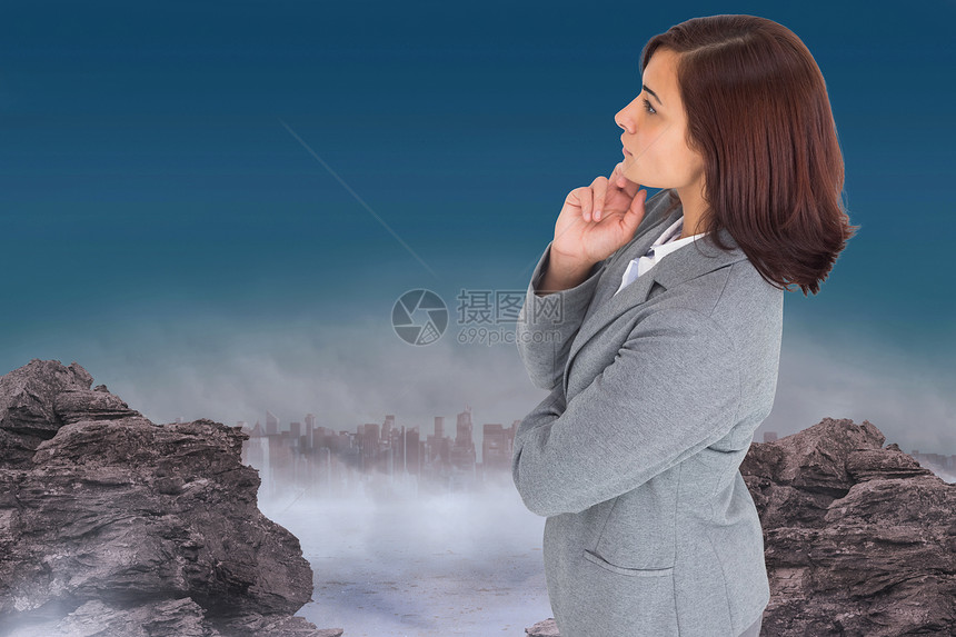 重点突出的女商务人士综合形象岩石头发专注人士计算机建筑商务石头环境城市图片