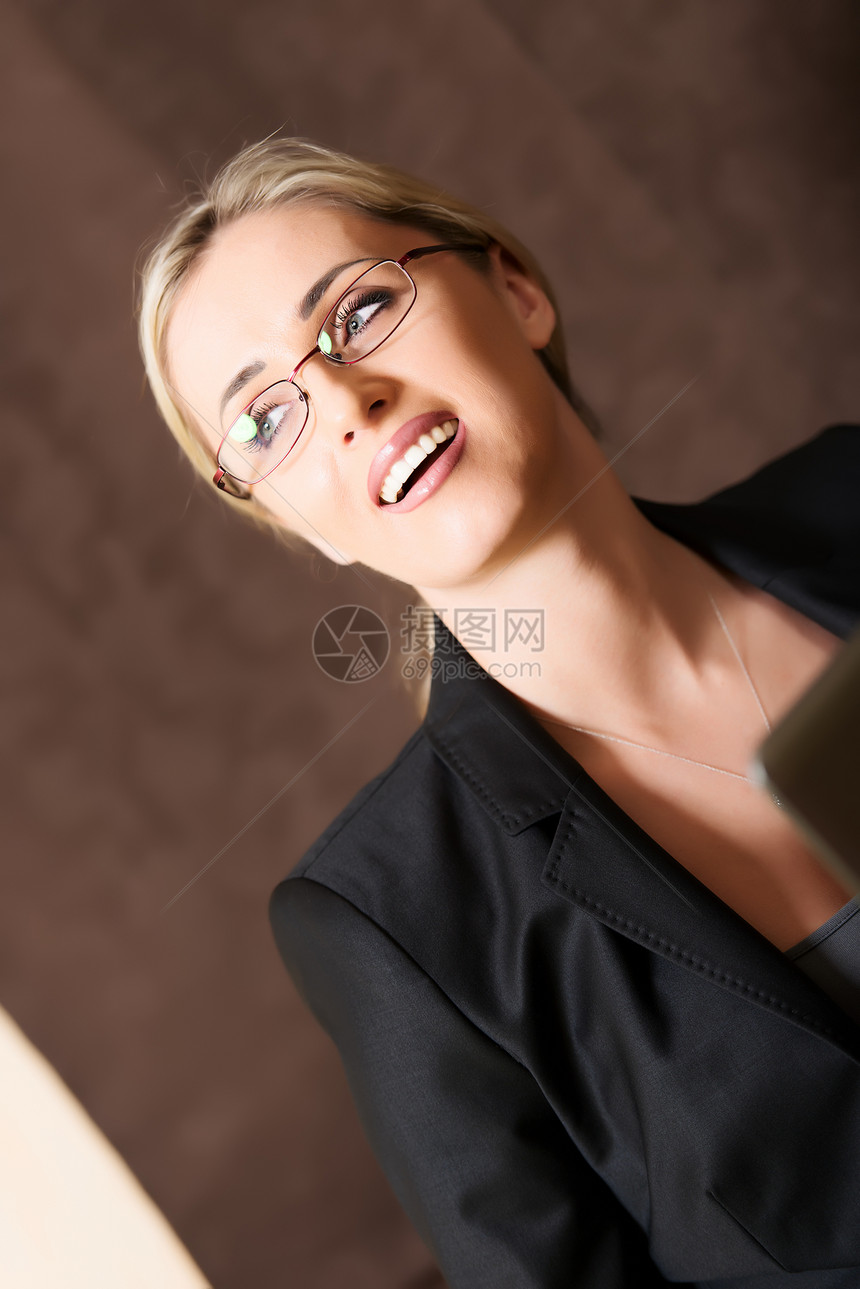 戴眼镜的女商务人士的肖像图片